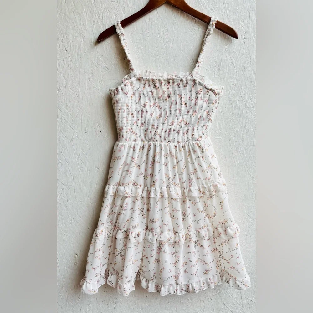 Trendy Boutique Cream Smocked Floral Tiered Sleeveless Sundress Size Medium - Picture 2 of 9